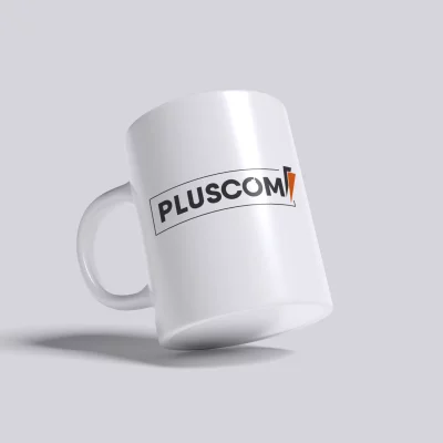 Mug logo PLUSCOM, support de communication visuelle – Aytré La Rochelle